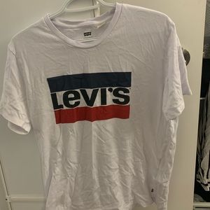 Levi’s tee size L but fit size M